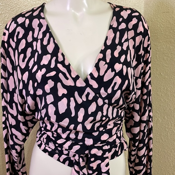 Diane Von Furstenberg wrapped around blouse - Picture 4 of 6